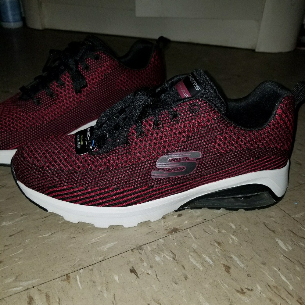 Brand new pair of skechers memory foam sneakers